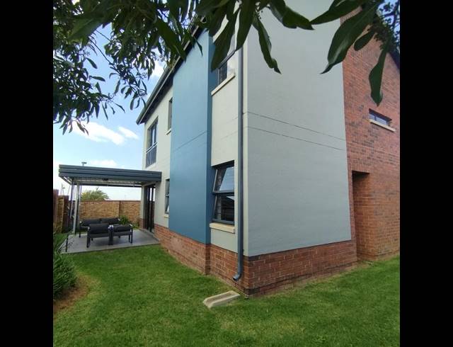 4 BEDROOM HOUSE FOR SALE IN COSMO CITY